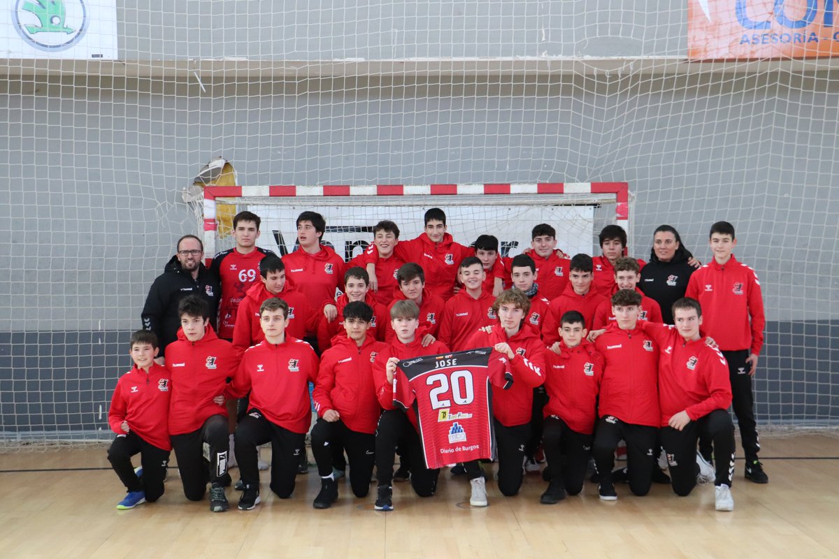 Los equipos de Infantil y Cadete A le dedicaron sus victorias a su compañero José Renes, que seguro que pronto vuelve a estar en las pistas con ellos 💪.