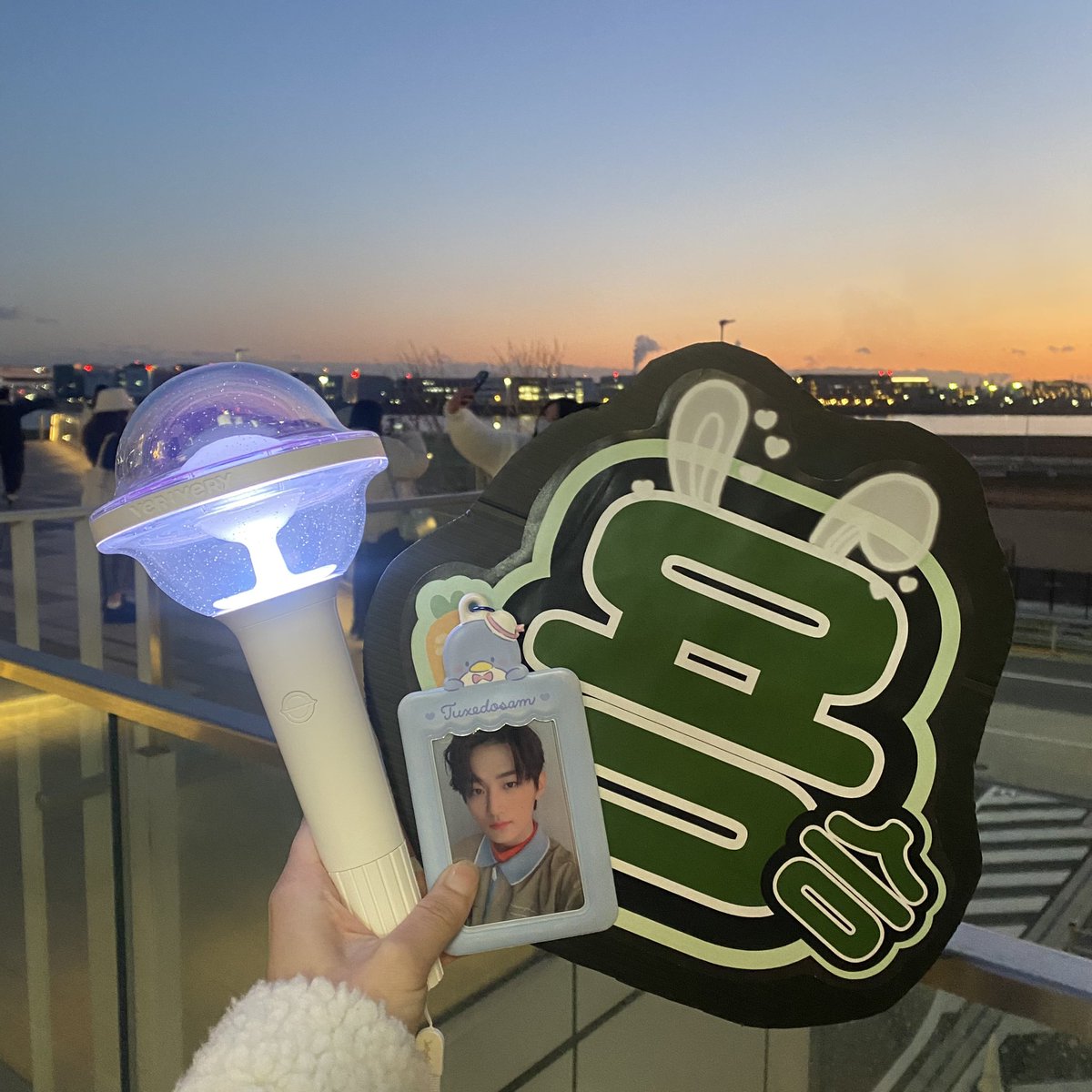 vrvr_light's tweet photo. 席もそんな良くなかったし確定ペンサとかは無かったけど、サイン会でよんすんくんに明日このボードもし見たら🐰ポーズして！ってお願いしたのお見送り会の時覚えてくれてたみたいでボード見てすぐ🐰してくれたの本当にチャレドルすぎてどうしようかと思った https://t.co/yMRXSTiHHi