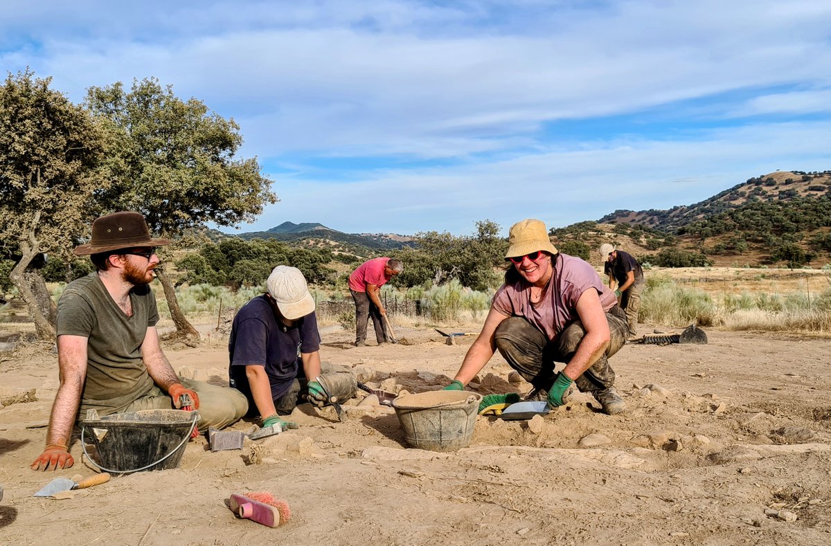 Our students have been involved in an incredible discovery!🔎
The first ever Late Bronze Age warrior stela in Iberia found in its original context was discovered in an excavation led by @martaguardamino this summer!
To learn more about the discovery, follow the link below👇