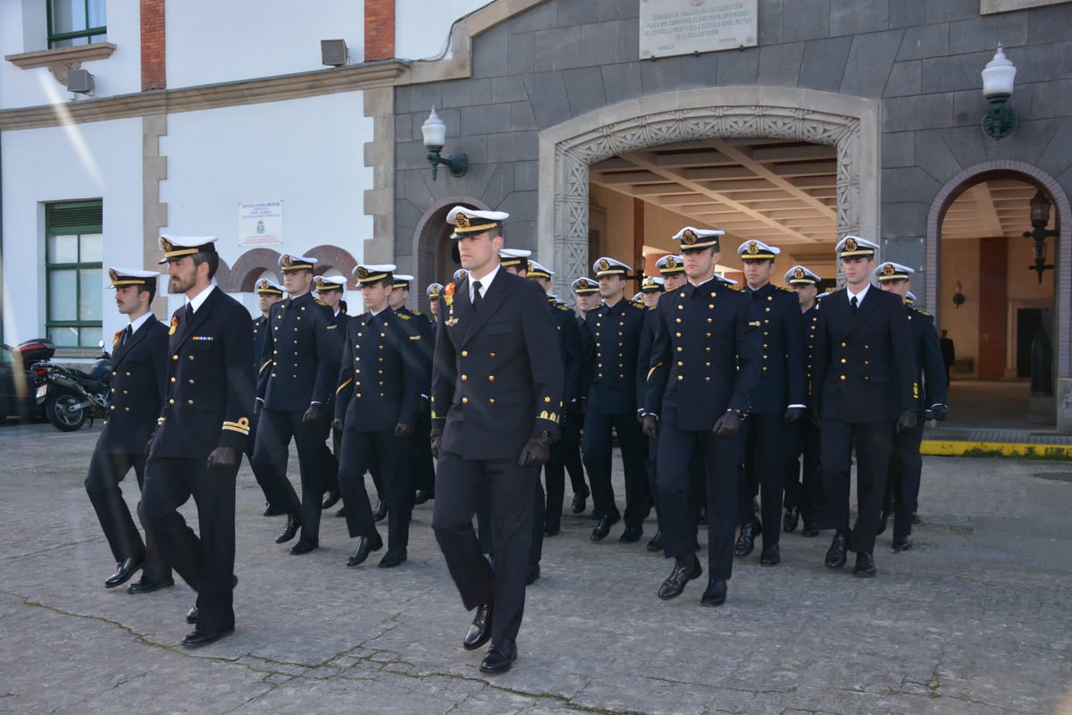 Armada_esp's tweet photo. El pasado viernes se celebró en la #EscuelaNavalMilitar un acto de lectura de Leyes Penales, con entrega de recompensas militares y felicitaciones a alumnos distinguidos. 
Finalizó, como es tradición, con un desfile del Batallón de Alumnos.

#SomosLaArmada🇪🇸⚓️ https://t.co/Otb4j7ZKKT
