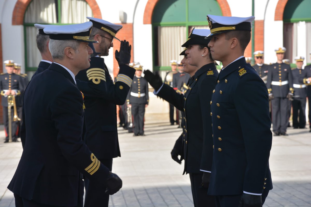 Armada_esp's tweet photo. El pasado viernes se celebró en la #EscuelaNavalMilitar un acto de lectura de Leyes Penales, con entrega de recompensas militares y felicitaciones a alumnos distinguidos. 
Finalizó, como es tradición, con un desfile del Batallón de Alumnos.

#SomosLaArmada🇪🇸⚓️ https://t.co/Otb4j7ZKKT