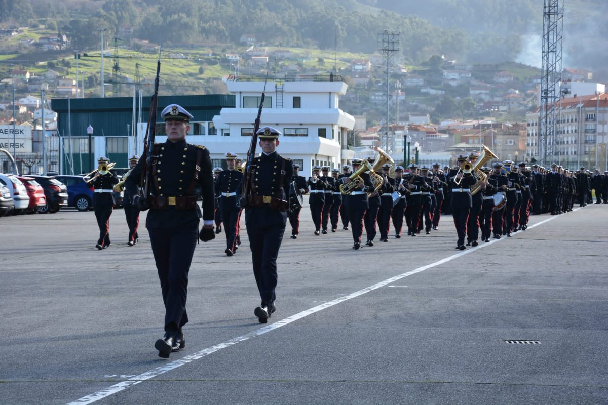 Armada_esp's tweet photo. El pasado viernes se celebró en la #EscuelaNavalMilitar un acto de lectura de Leyes Penales, con entrega de recompensas militares y felicitaciones a alumnos distinguidos. 
Finalizó, como es tradición, con un desfile del Batallón de Alumnos.

#SomosLaArmada🇪🇸⚓️ https://t.co/Otb4j7ZKKT