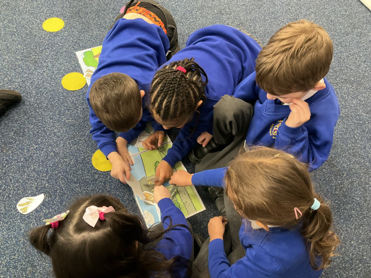 AbbeyPrimary's tweet image. #rec are using their story mat and characters to retell the story of ‘The Little Red Hen’ #WellComm #reading #communicationandlanguage