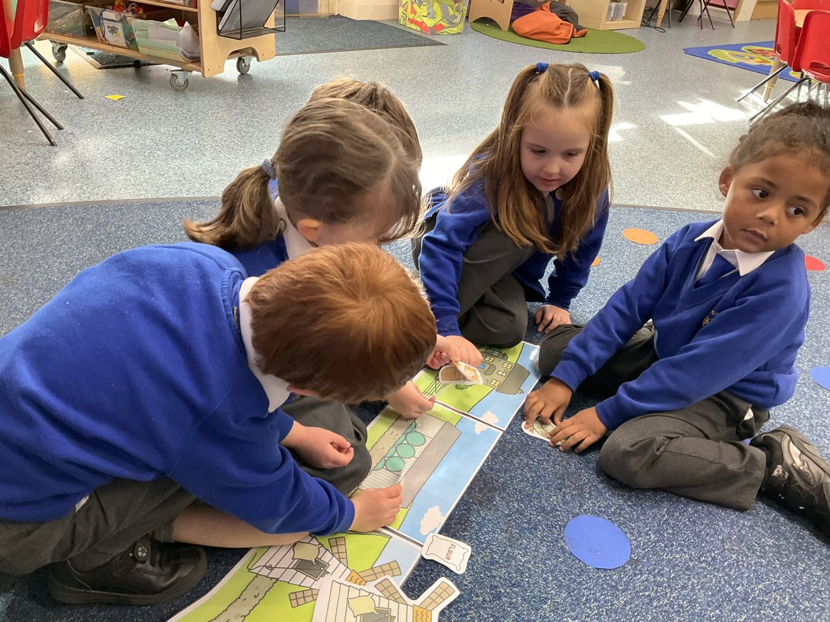 AbbeyPrimary's tweet image. #rec are using their story mat and characters to retell the story of ‘The Little Red Hen’ #WellComm #reading #communicationandlanguage