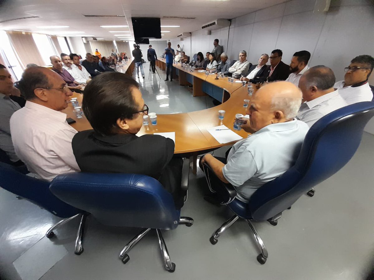 Juruna53's tweet photo. Reunião com ministro do Trabalho @luizmarinhopt com centrais sindicais e Comerciários, sobre a situação da Lojas Americanas q com sua situação financeira ameaça milhares de emprego. https://t.co/Ftoc98paWw