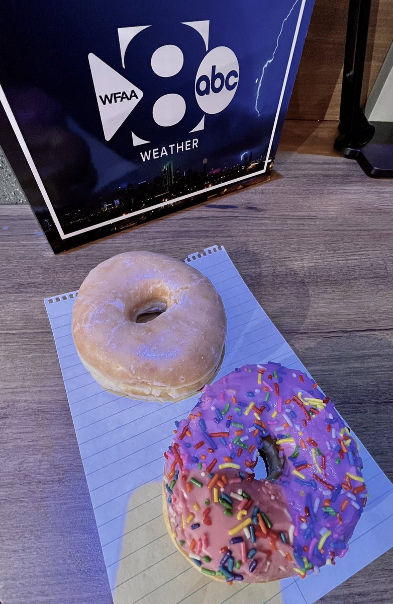 KaraSewellTV's tweet photo. Freezing rain vs sleet. @marielruizwx offered a sweet way to remember the hazards of ice. Freezing rain leaves a GLAZE of ice, eliminating friction &amp; leading to BIG issues. Sleet is made of ice shards - think SPRINKLES - it stacks where it falls &amp; can have a smaller impact. #WFAA https://t.co/SzugNinuEV