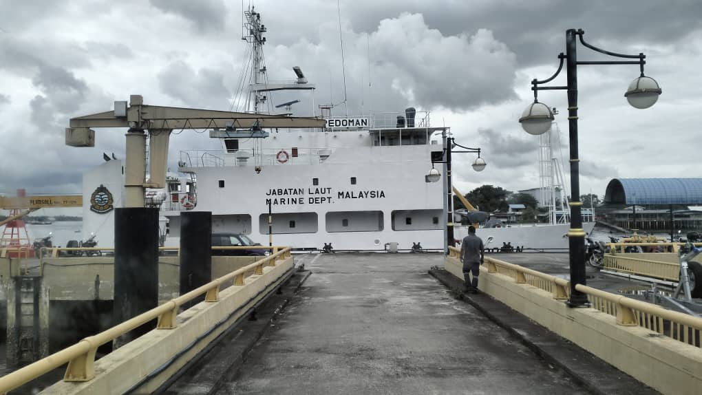 SHMShipcare's tweet photo. We congratulate our team in Malaysia for winning their first govt tender from the Marine department of Malaysia for supply of rescue boats. Boat supplied to @lautMY . SHM Safin 420 is a solas approved and fully inflatable rescue boat manufactured by SHM Group.
#malaysia #SHMGroup https://t.co/hfh2CZNRwr