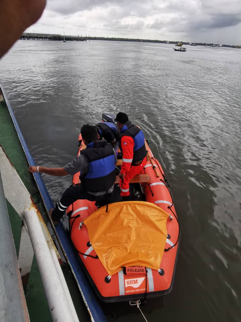SHMShipcare's tweet photo. We congratulate our team in Malaysia for winning their first govt tender from the Marine department of Malaysia for supply of rescue boats. Boat supplied to @lautMY . SHM Safin 420 is a solas approved and fully inflatable rescue boat manufactured by SHM Group.
#malaysia #SHMGroup https://t.co/hfh2CZNRwr