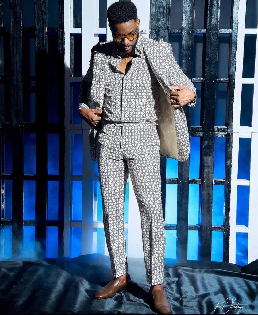 StyleVitae's tweet photo. The ever-stylish @ebuka in @atafo.official logo print suit for @bigbro_africa live eviction show.
Photography - @theoladayo
#stylevitae #styleinspiration #BBTitans #ebuka #atafo #meninsuits #theOladayo #menstyle #menfashion #menwithstyle #menwithclaโฆ https://t.co/D9YMuncUBg https://t.co/qqTVkrQTEF