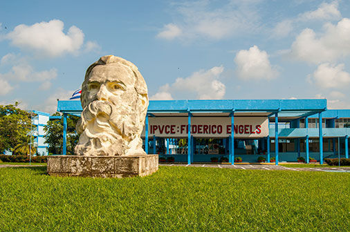#LunesConMarx Al inaugurar el IPVCE Federico Engels en Pinar del Río (27/01/1978) #Fidel habló de esas escuelas como "fragua marxista leninista, fragua martiana, forjadora de futuros comunistas". Que así sea siempre, en todas las escuelas de #Cuba.