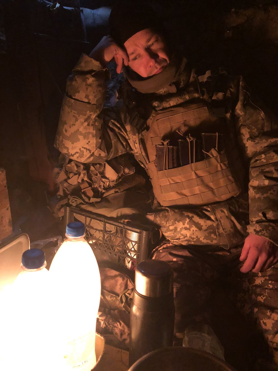 bunny_cross's tweet image. Сфоткав колегу, який залип на окопні свічки. Так ми намагались розморозити воду в -14 морозу. Тепер це одна з улюбленіших моїх фото.