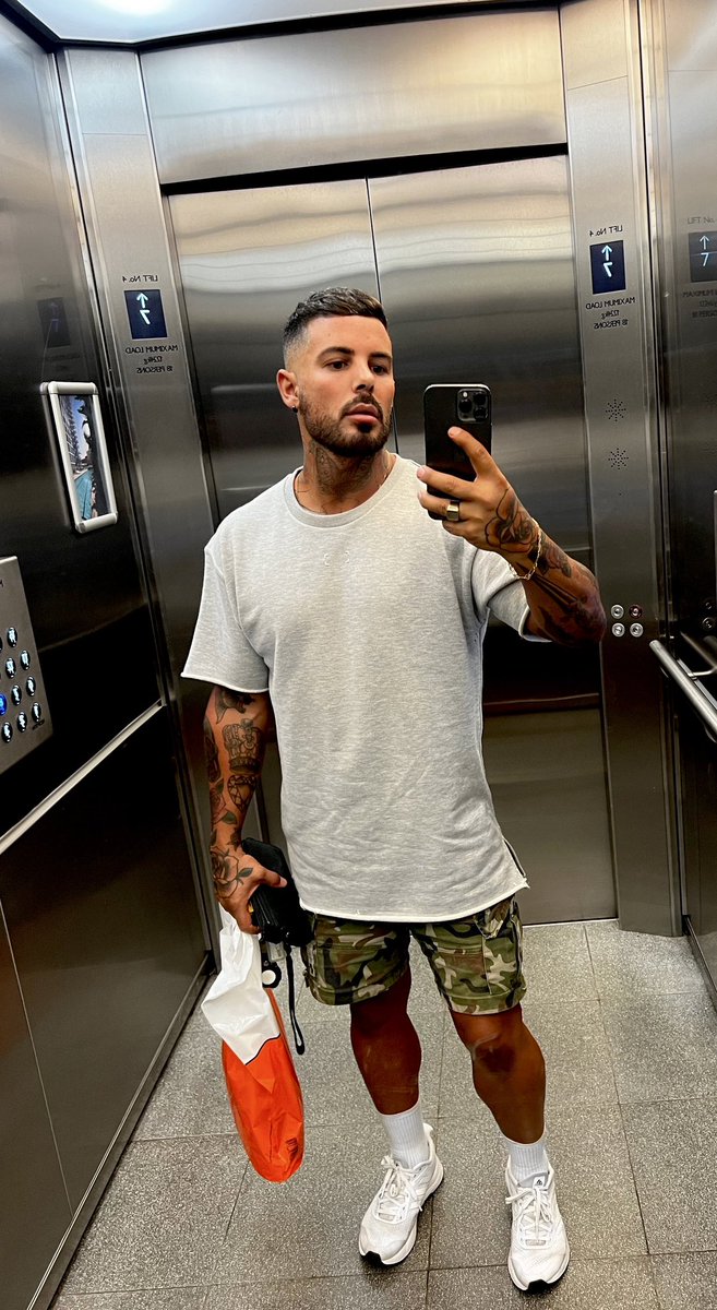JustinGsavage's tweet photo. Shopping day #shopping #style #MondayMotivation https://t.co/uSv6Omkup3