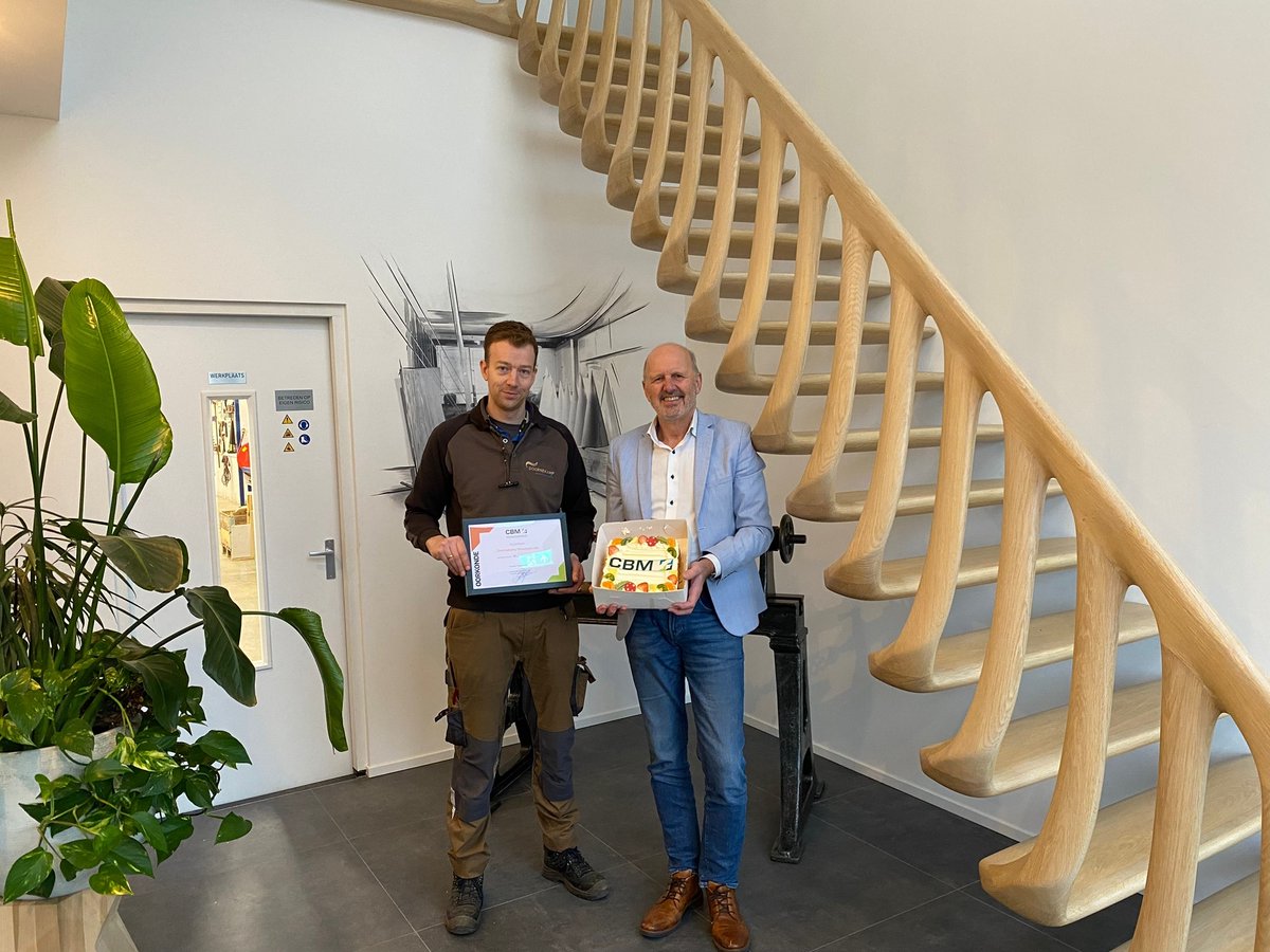 Doornekamp Woodspecials is al 10 jaar lid van <a href="/deCBM/">Koninklijke CBM</a>  <a href="/kees_hoogendijk/">Kees Hoogendijk</a> feliciteerde mede-eigenaar Arie Doornekamp persoonlijk door een oorkonde en jubileumtaart te overhandigen. En over woodspecials gesproken, kijk even naar de trap op de foto! 
#cbm #leden #jubileum #taart