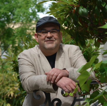 ⚫️El escritor #AlexisRavelo ha fallecido este lunes de un infarto en Las Palmas de Gran Canaria, según informan fuentes de su entorno

Uno de los escritores más valorados de la novela negra española, obtuvo el Hammett (2013) y el Café Gijón (2021)
RTVC.es