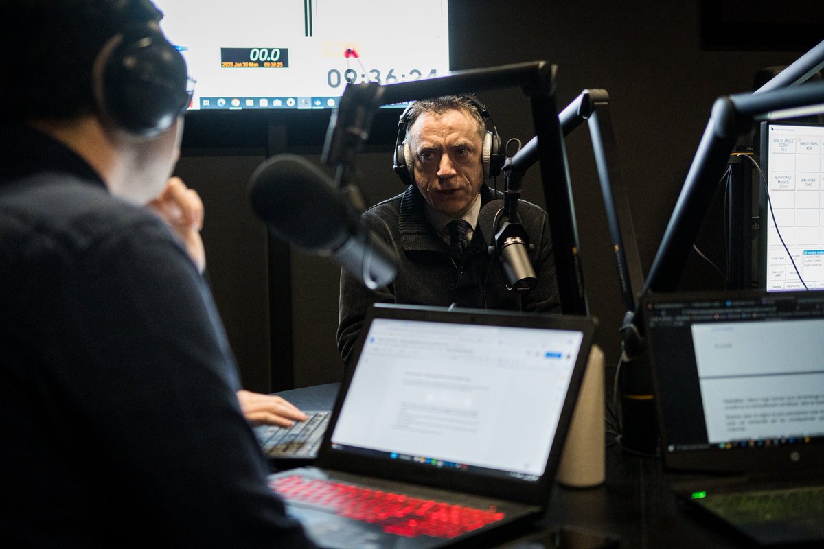 webullition's tweet photo. Aujourd'hui, deux émissions de radio ont été enregistrées ce matin au @MasterJMN. Retour en images sur cette expérience qui intervient dans le cadre d'un cours radio dispensé par @parentnoel et @Vian_Ski ! 

Crédit 📸 : @HugoAzmani et @ClaireFleuriel. https://t.co/scdgzfaab3
