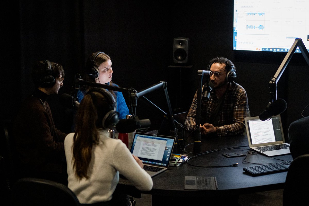 Aujourd'hui, deux émissions de radio ont été enregistrées ce matin au <a href="/MasterJMN/">Master Journalisme et médias numériques</a>. Retour en images sur cette expérience qui intervient dans le cadre d'un cours radio dispensé par <a href="/parentnoel/">Rachel Noël</a> et <a href="/Vian_Ski/">Vianney Smiarowski</a> ! 

Crédit 📸 : <a href="/HugoAzmani/">Hugo</a> et <a href="/ClaireFleuriel/">Claire</a>.