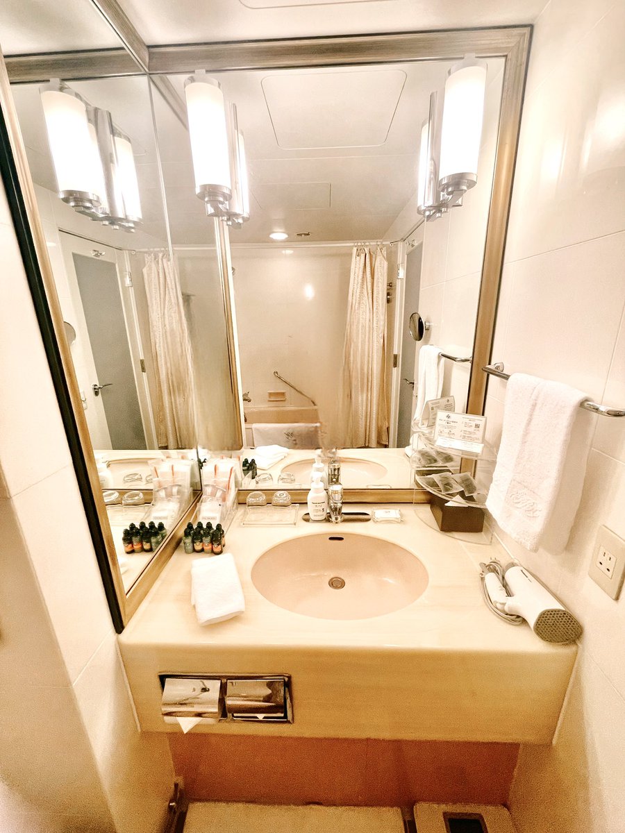 batmanlove88's tweet photo. ロイヤルパークホテル日本橋🏨✨
デラックスツインのお部屋はアメニティがロクシタンでした🎶
アイプリファーの特典でお菓子と赤ワインも🍷✨
15時までのレイトチェックアウト適用🤍🤍
ホスピタリティ最高でした🌸🌸🌸
#iPrefer https://t.co/YvHTN938JJ