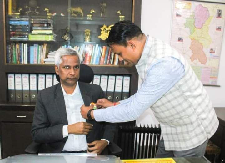 पंचायत भवन मुरादाबाद में राष्ट्रीय मतदाता दिवस मनाया गया।  इस अवसर पर उत्कृष्ट कार्य करने वाले शिक्षक एवं प्रधानाचार्य गण को सम्मानित भी किया गया । साथ ही "मैं भारत हूं" गीत का लाइव प्रसारण किया गया । <a href="/SpokespersonECI/">Spokesperson ECI</a> <a href="/DMMoradabad/">DM Moradabad</a> <a href="/MoradabadSdm/">SDM SADAR MORADABAD</a> <a href="/ECISVEEP/">Election Commission of India</a>