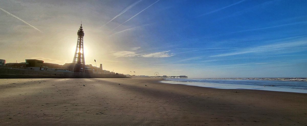 Val_BB's tweet photo. #roadtrip to @visitBlackpool today... windy, cold but lovely blue skies!
#walking #seaside #hubster https://t.co/VAxIEeJLJZ