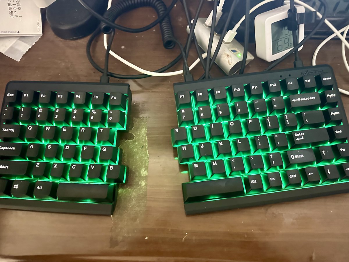 herofuwa's tweet photo. 本日Rentioで届いたMD770のRGB発光をいろいろと試しております。
こういうキーボードはあまり経験がないので悩みます。
#rentio #md770 https://t.co/3cOGHWAWWa