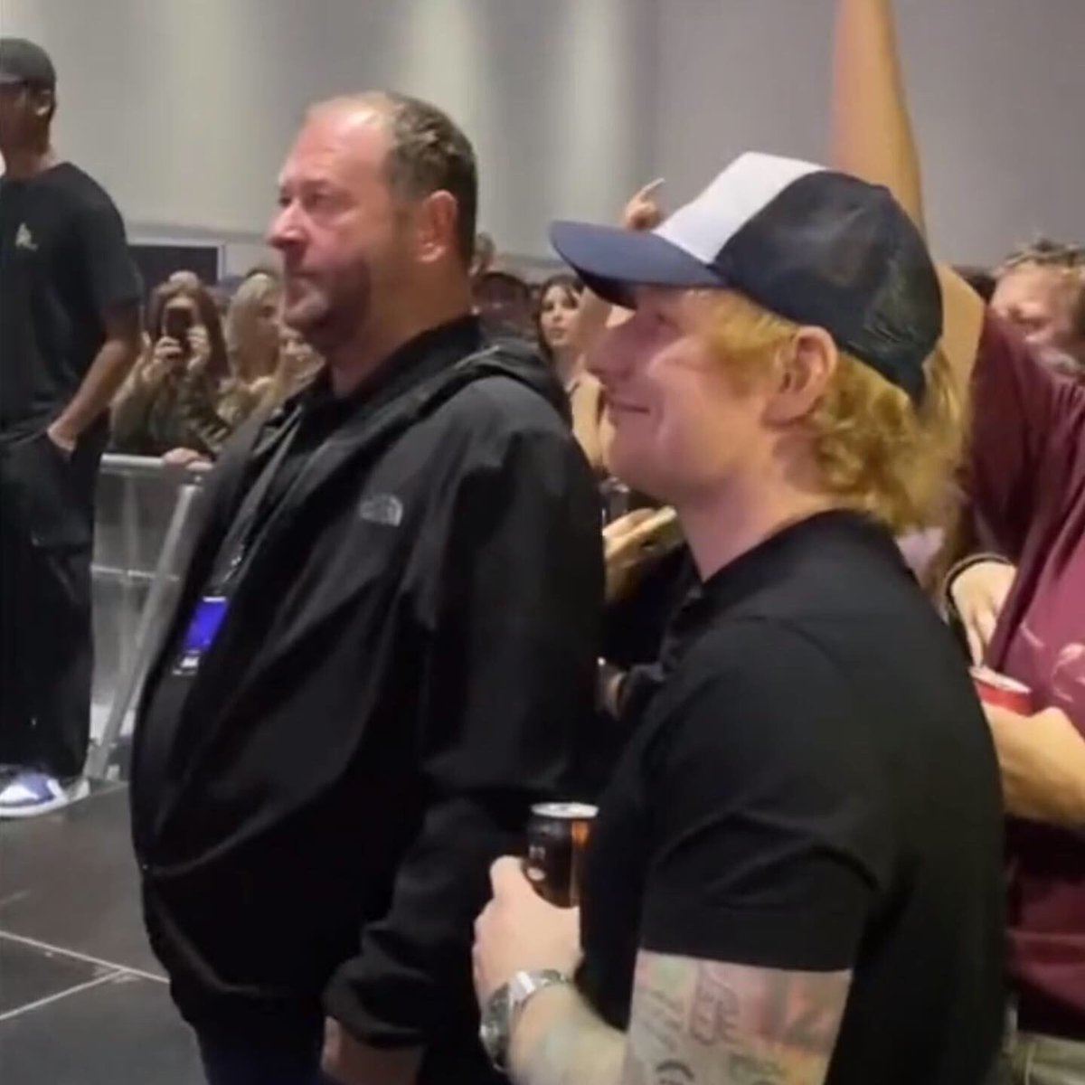 purpleamma1's tweet photo. Ed was at Fred Again’s concert in Wellington Sat. night with Kev and Cherry ❤️
He didn’t cut his hair. It’s still long &amp; fluffy! 🔥🔥🧡
#EdSheeran #CherrySeabornSheeran #SecurityKev https://t.co/5LAEDAYIrw