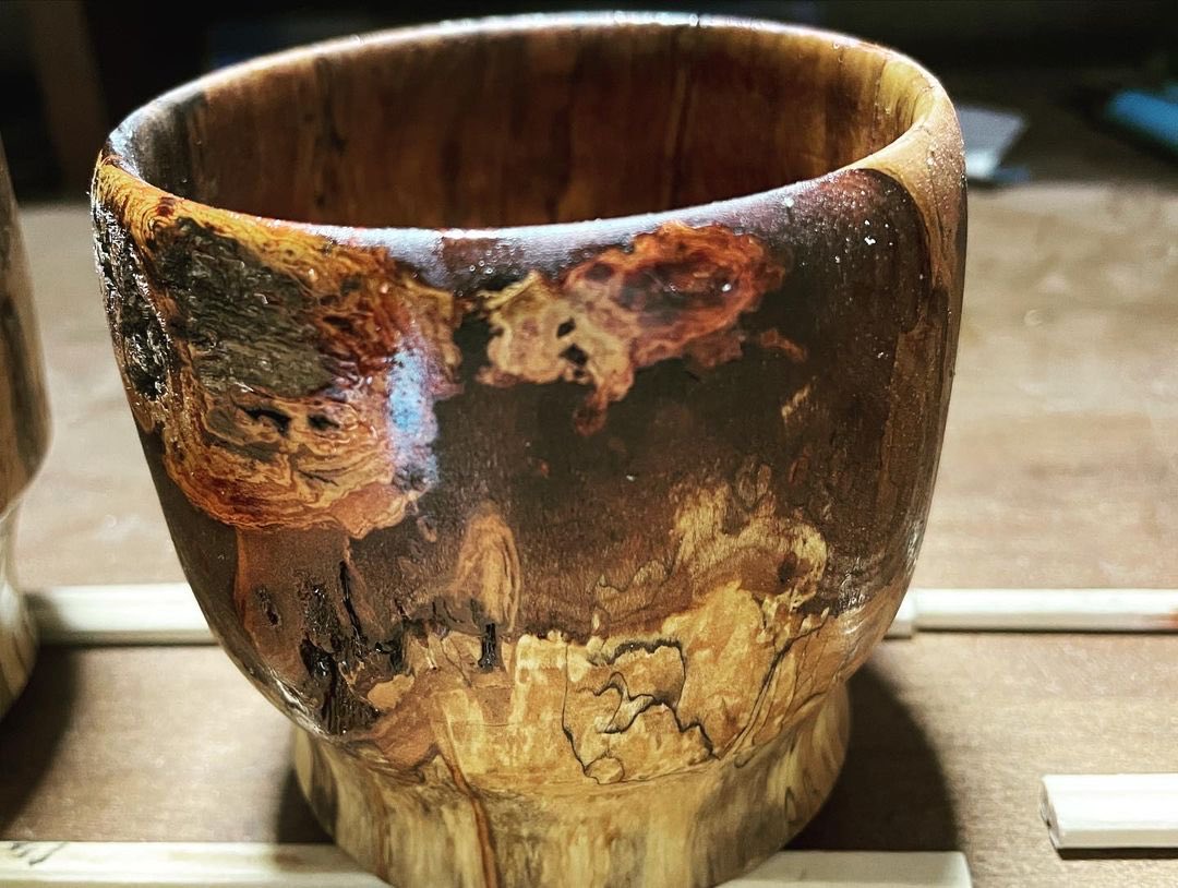 I left a lot of the hull here and I am really happy with the result 💪
Do you like it?

#wood #woodworking #vase #woodturning #art #wooden #hull #bark #craft