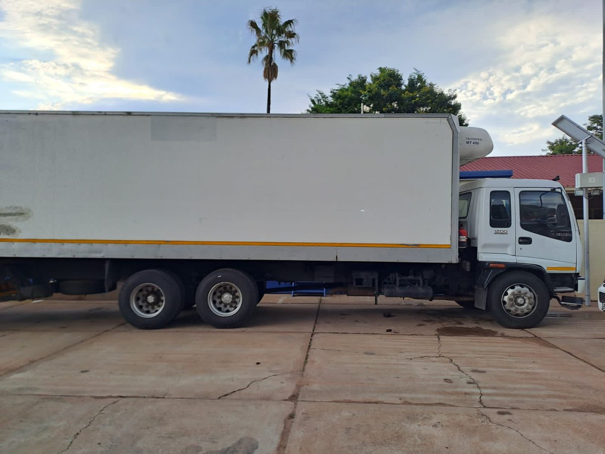 fita_sa's tweet image. 1026 master cases of cigarettes smuggled from neighbouring Zimbabwe intercepted by @SAPoliceService. The syndicates behind this scourge are continuously adapting their methods in order to evade detection. Law enforcement agencies should remain vigilant. @sarstax @SANDF_ZA