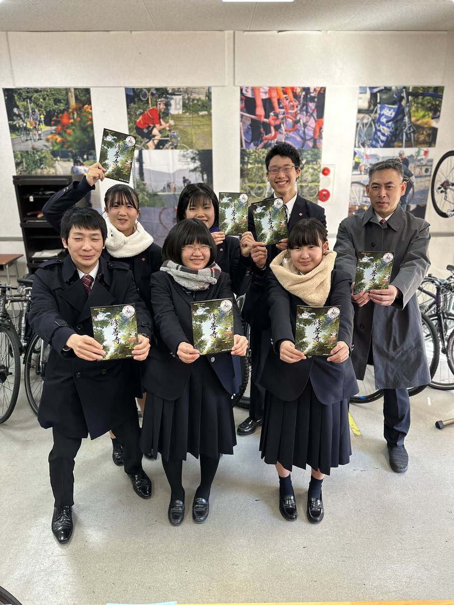 crankbase's tweet photo. 先週末 #伊豆総合高校 の卒業生が制作した「修善寺サイクリングマップ」が #crankbase に届けられました。
地元を盛り上げるために作られ、そのクオリティーの高さに驚きました。
修善寺を訪れた際にご活用ください。
https://t.co/XB2oCLbdhf
#修善寺温泉 #レンタサイクル #伊豆半島 #サイクリング https://t.co/B1UAdQAZDe