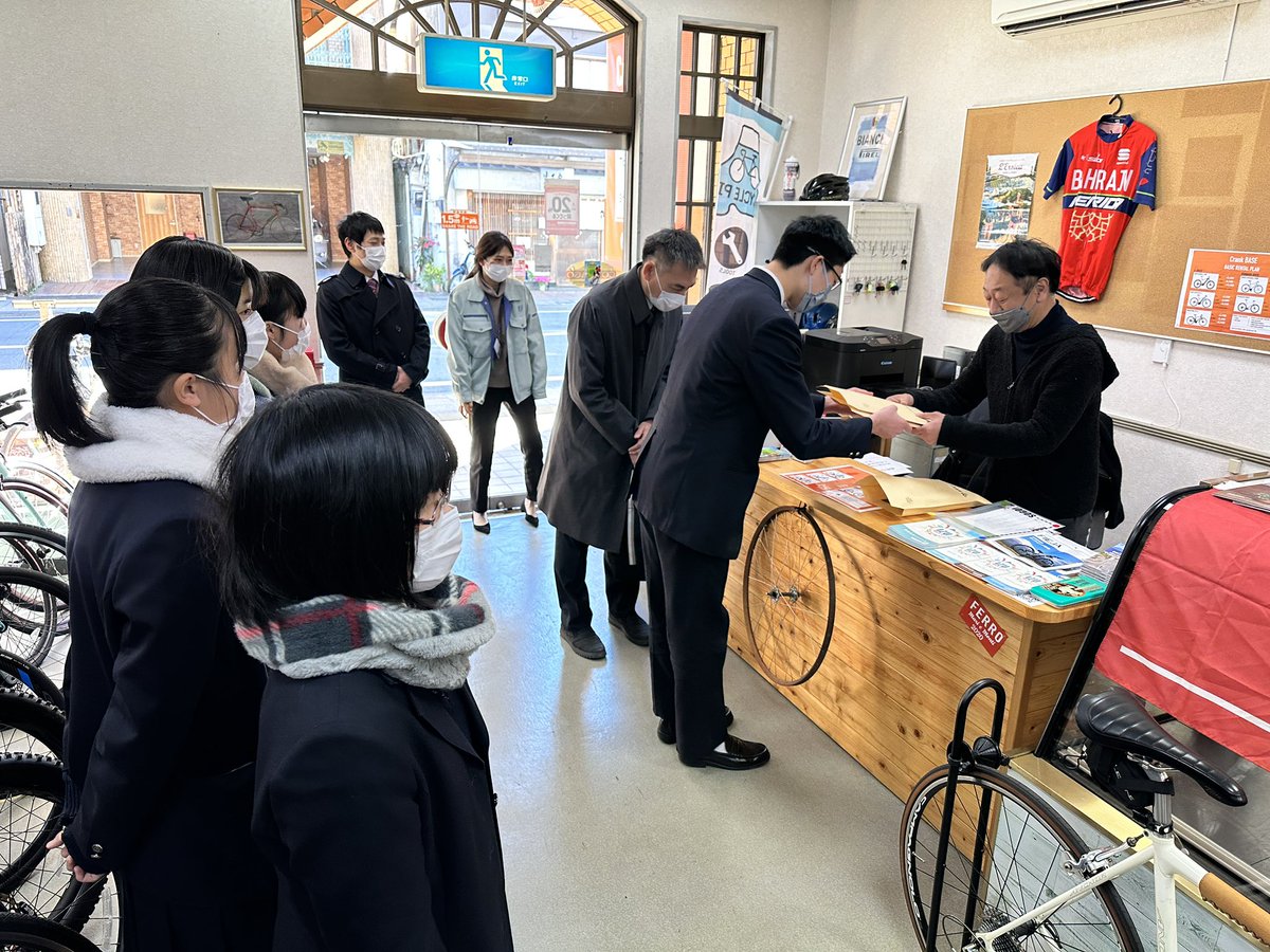 crankbase's tweet photo. 先週末 #伊豆総合高校 の卒業生が制作した「修善寺サイクリングマップ」が #crankbase に届けられました。
地元を盛り上げるために作られ、そのクオリティーの高さに驚きました。
修善寺を訪れた際にご活用ください。
https://t.co/XB2oCLbdhf
#修善寺温泉 #レンタサイクル #伊豆半島 #サイクリング https://t.co/B1UAdQAZDe