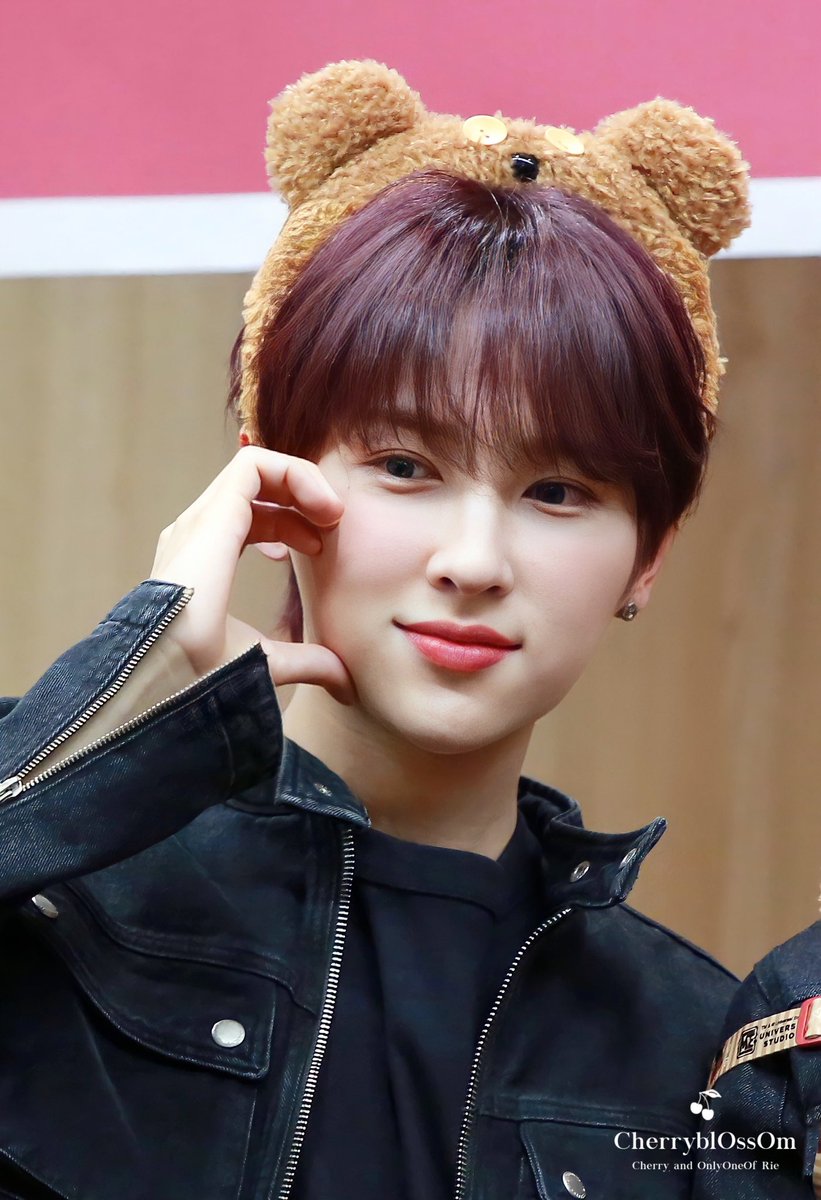cherryontop116's tweet photo. 📸230120
온리원오브 나인 리에 팬싸인회🖤

볼하트 꾸욱💖🧸

#온리원오브 #OnlyOneOf #리에 #rie #undergrOund_idOl_6 #beyOnd @OnlyOneOfmember https://t.co/BnuC29QEYS
