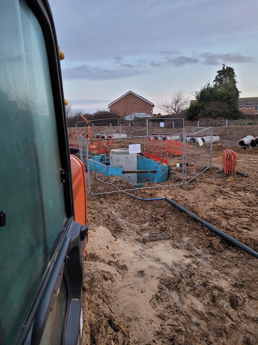 Srad588's tweet photo. Morning, well that weekend went quick, now back to working in the slop.
Digging out for foul, and storm drainage, oh the joys.

#Construction #fiathitachi https://t.co/m3DwVjGPgA