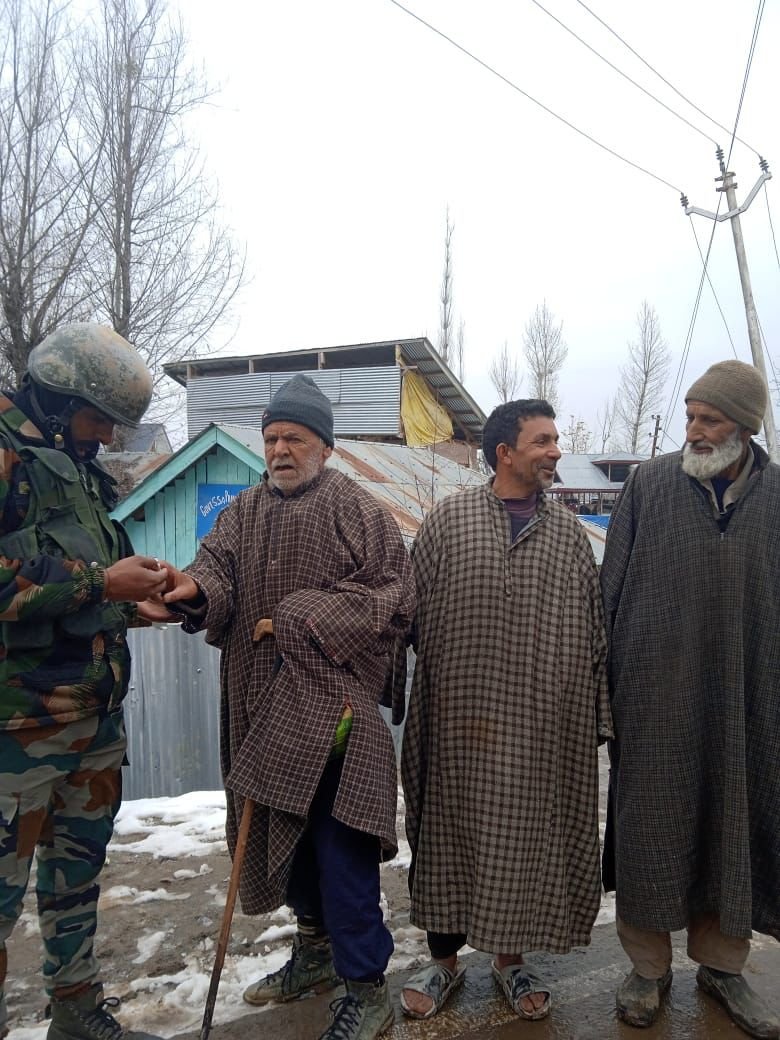 IndianArmyinJK's tweet photo. #WeCanWeCare
#IndianArmy organised a Khairiyat Patrol to provide basic healthcare and Medical facilities to the awaam in rural and remote areas in #Kashmir.
#NationalRuralHealthCare https://t.co/J6uXXv3H7Q