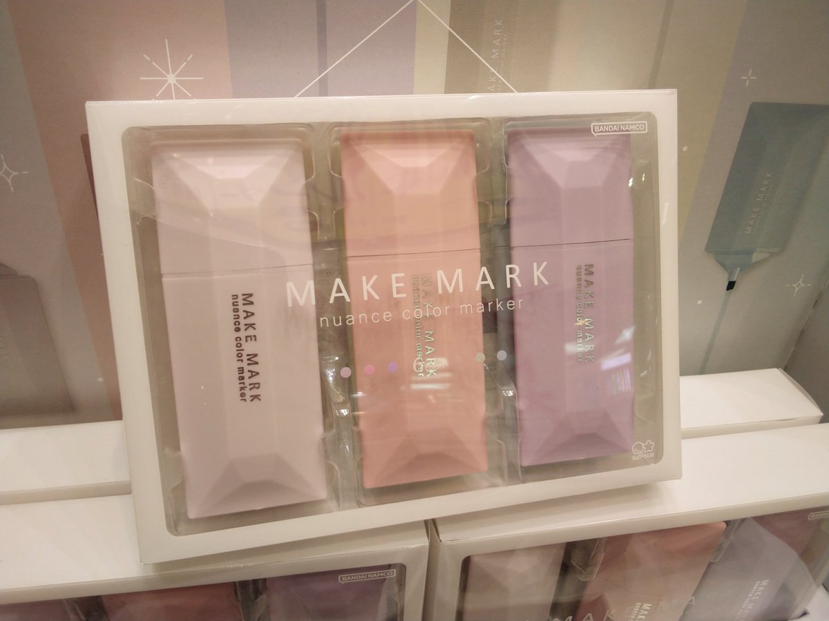 CHIKUHO3's tweet photo. メイクするようにマークする『MAKE MARK』新発売📢
コスメのようなパッケージのマーカーです✨トレンドのニュアンスカラーでノートや手帳が可愛く仕上がります♪フラットな形状が意外と手に馴染みやすい👍プレゼントにもピッタリなケース付セットもあります🎁【1階】#サンスター文具 #MAKEMARK #文房具 https://t.co/53YNAkn1Uu