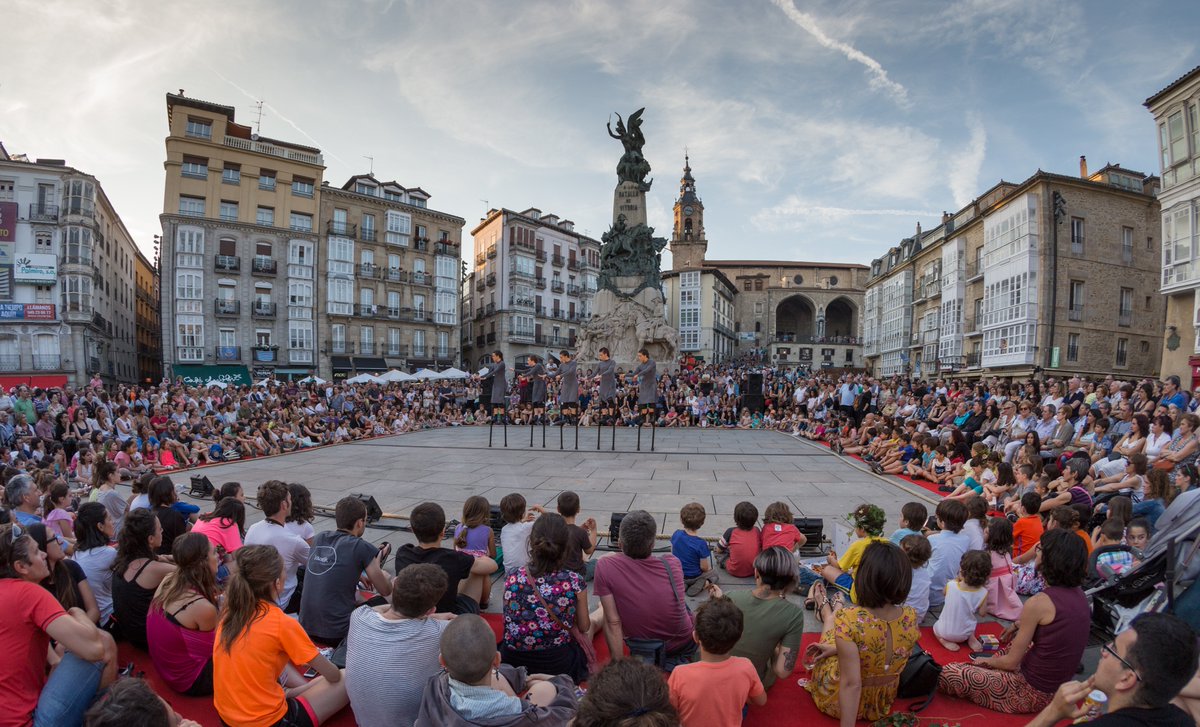 Hiriko kulturak badu leiho berri bat sareetan! Ongi etorri <a href="/vitoriagasteiz/">Vitoria-Gasteiz!</a> -ko Kultura Zerbitzuaren profilera. 

👉 Antzerkiei, kontzertuei, emanaldiei, festei, hitzaldiei, eta abarri buruz jakin beharreko guztia aurkituko duzu hemen. 

 📲 Instagramen eta Facebooken ere bagaude.