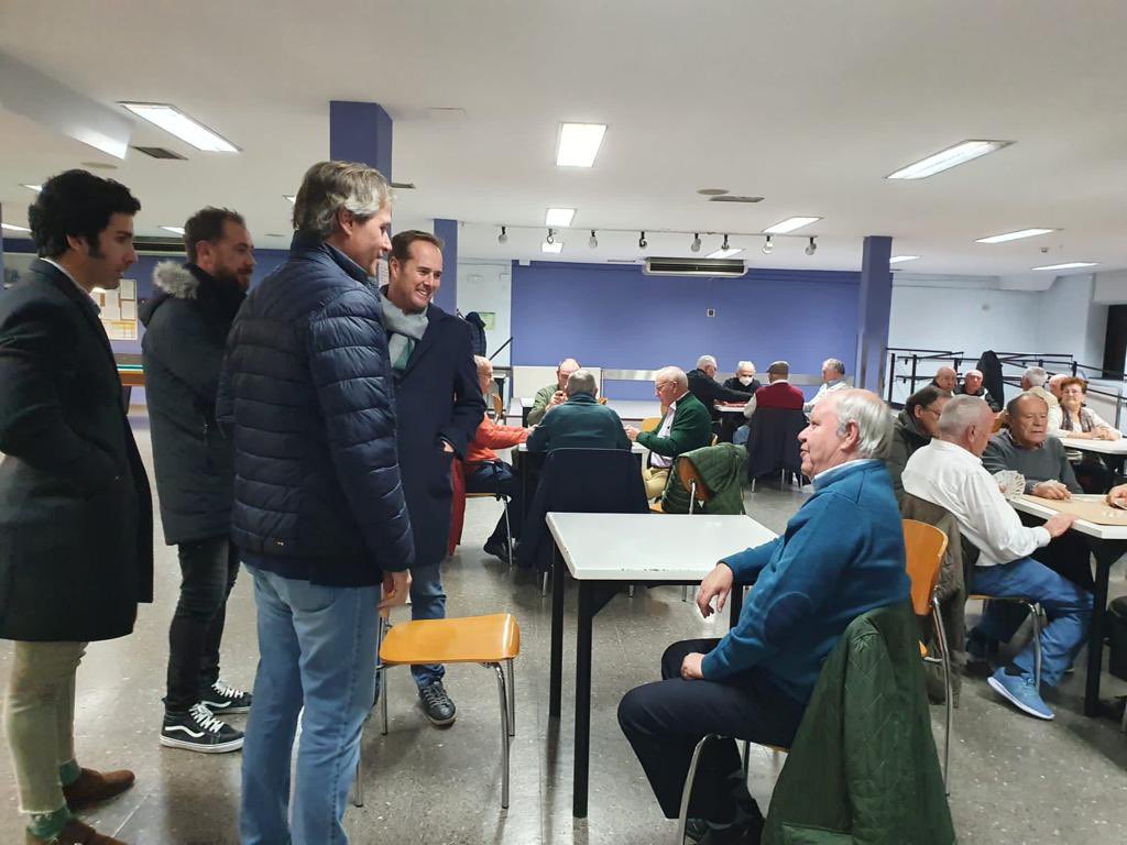 👴Los mayores se merecen todo.

Nos han legado 👇

1️⃣futuro 
2️⃣prosperidad
3️⃣democracia
4️⃣libertad
5️⃣derechos sociales 

Visitándoles en el centro de mayores📍Parque de Lisboa, me comprometí a mejorar todos sus espacios en Alcorcón y a mejorar la programación de actividades 🎭