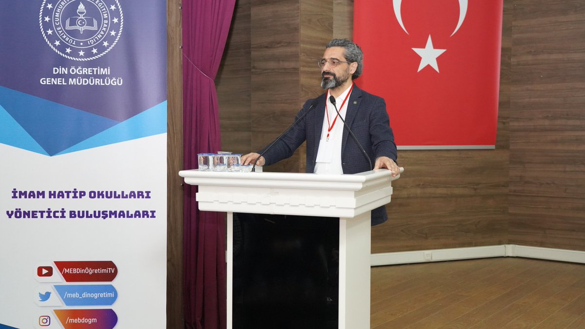 meb_dinogretimi's tweet photo. İmam Hatip Okulları Yönetici Buluşmaları Balıkesir programı ilk oturumu Doç. Dr. İbrahim Hakan KARATAŞ'ın “Eğitimde İnsan, Erişim ve Beceri Odaklı Mekânlar” adlı sunumuyla başladı. https://t.co/PfWsU1mmfh
