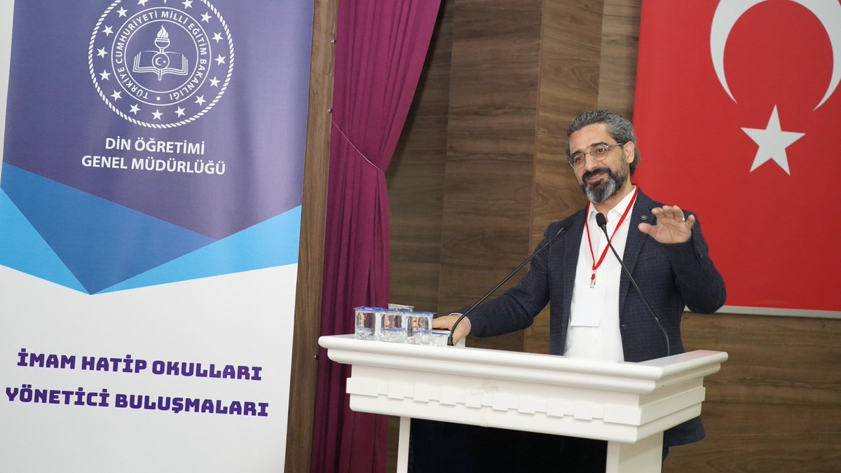meb_dinogretimi's tweet photo. İmam Hatip Okulları Yönetici Buluşmaları Balıkesir programı ilk oturumu Doç. Dr. İbrahim Hakan KARATAŞ'ın “Eğitimde İnsan, Erişim ve Beceri Odaklı Mekânlar” adlı sunumuyla başladı. https://t.co/PfWsU1mmfh