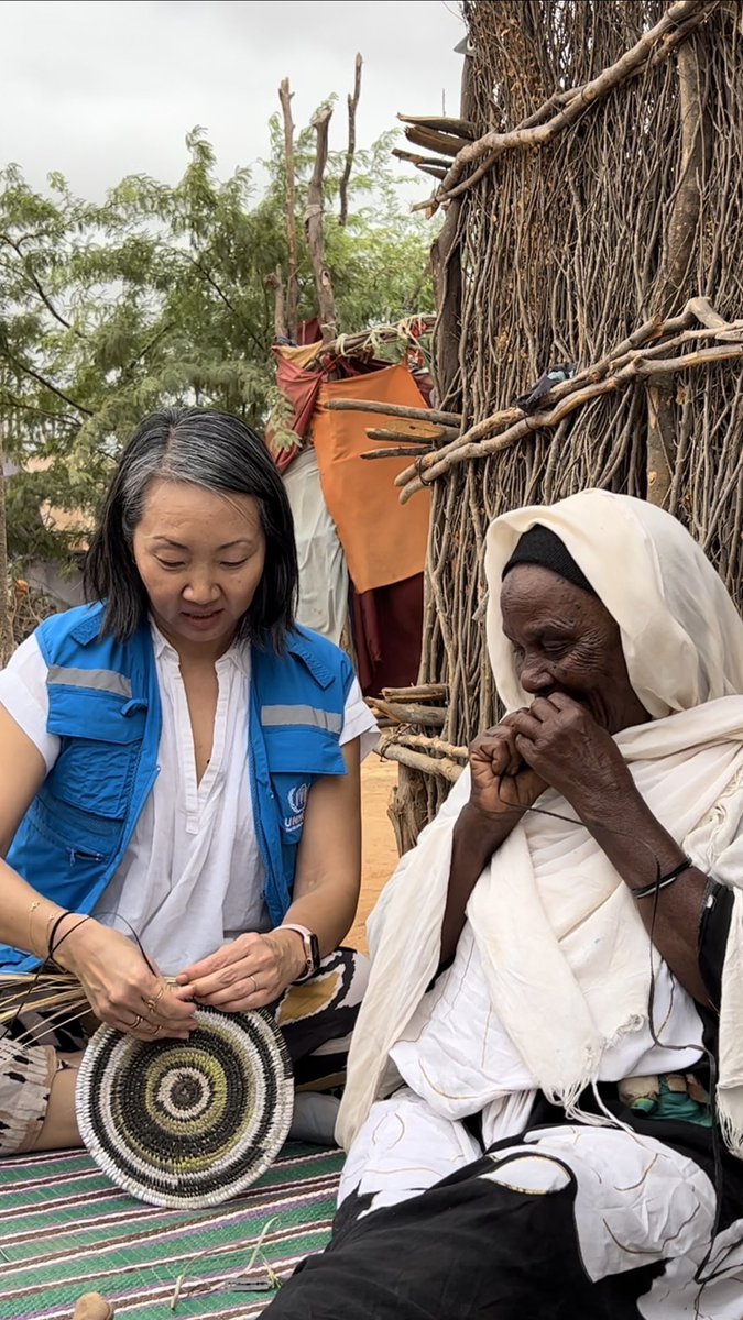 “Be careful!” Muslima warns me, worried I’ll stab my finger.

She weaves to help support her family &amp; to calm her mind.

She‘a become a #refugee at 82 after years of insecurity &amp; #climatchange forced her to flee Somalia.

She’s a good teacher. Hardship hasn’t killed her kindness.