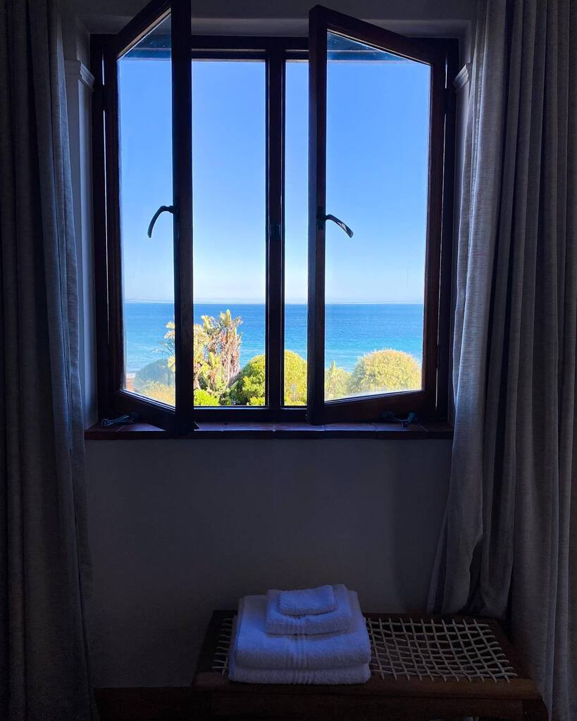 vickipilcher's tweet photo. @sonnekusbyideascartel bedroom sea views from day to night to a pastel sunrise. I can highly recommend a stay at this beautiful place 🌊

#ideascartel #sonnekusbyideascartel #boutiquehotel #kalkbay #stjames #capetownsouthafrica #architecturalphotograp… https://t.co/FxegApYaUS https://t.co/PC50468kXT