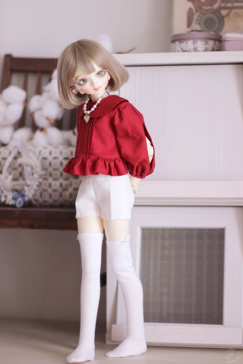 새해부터 홀리님의 핑크샴페인 이벤트에 당첨되는 엄청난 행운이~!!💃💃💃 정갈하고 기여운 바지와 깜찍한 리본이 달린 스타킹을 선물받았어요~
상의도 나름 있는거중에 귀여운걸로 입혀보고 슈비한테 상큼하게 서보라고 했는데..! 엠딩남아에 진심이신 홀리님이지만 여아에게 반바지도 넘 귀여워요~💕