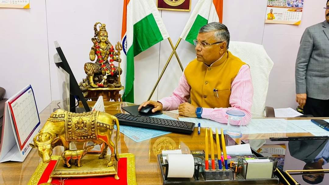 dharmindia51's tweet photo. आज विधानसभा नवीन भवन स्थित अपने कार्यालय पर विभागीय फाइलों का निस्तारण कर पत्रकार बन्धुओं से वार्ता की।
#NarendraModi 
#AmitShah 
#JPNadda
#MYogiAdityanath #SunilBansal
#Dharampalsingh
#BhupendraSingh 
#PMO_INDIA
#BJP4UP #BJP4IND
#UPgovt
#karagar 
#homgards https://t.co/GYg8tEjv9g