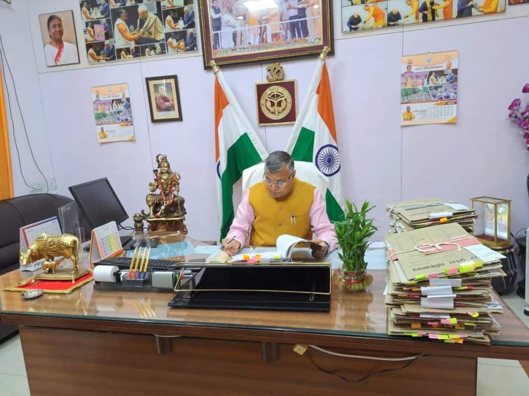 dharmindia51's tweet photo. आज विधानसभा नवीन भवन स्थित अपने कार्यालय पर विभागीय फाइलों का निस्तारण कर पत्रकार बन्धुओं से वार्ता की।
#NarendraModi 
#AmitShah 
#JPNadda
#MYogiAdityanath #SunilBansal
#Dharampalsingh
#BhupendraSingh 
#PMO_INDIA
#BJP4UP #BJP4IND
#UPgovt
#karagar 
#homgards https://t.co/GYg8tEjv9g