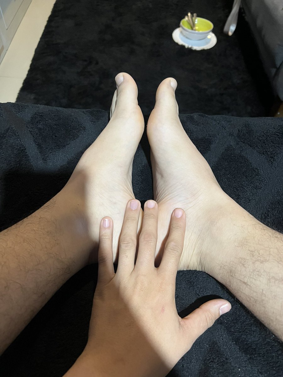 JDGRIVAS93's tweet photo. #gaylokal #feetfetiche #feet #pies #pie #feetpic #finger #fingerguys https://t.co/QBhk8ig4lT