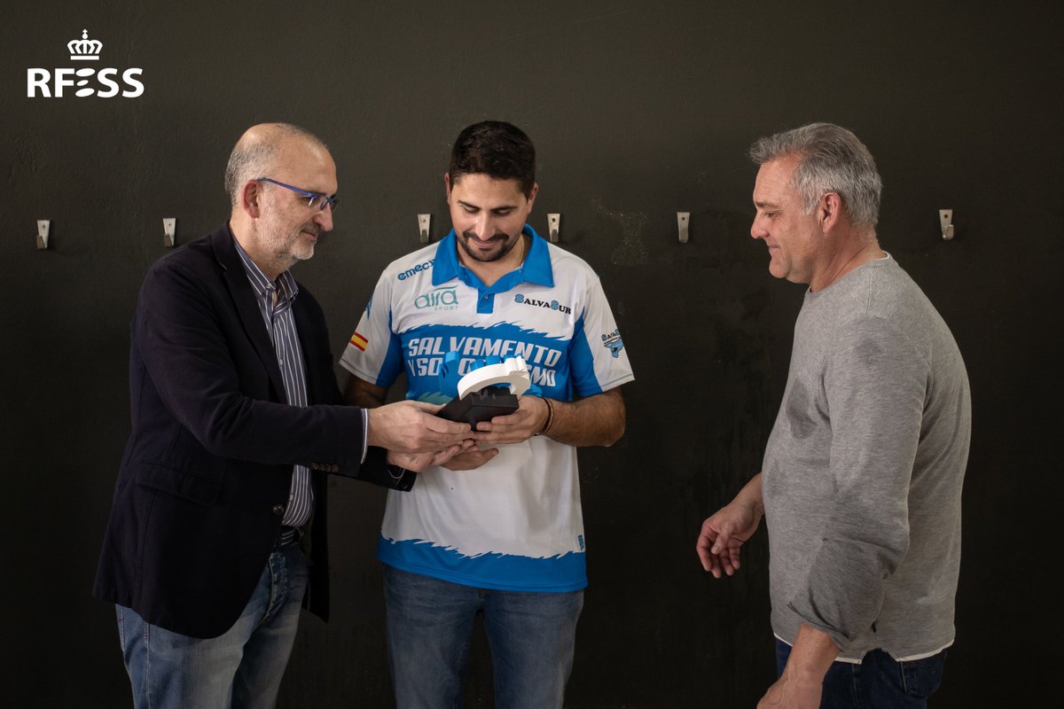 #SySCórdoba23 § 📷 Reconocimiento de la <a href="/RFESS1/">RFESS</a> a José Aguilar Delgado, presidente del <a href="/SalvasurSOS/">Salvasur</a>, por su colaboración en la Primera Jornada de la XXIII Liga Española de Clubes en Andalucía y su contribución al desarrollo del #salvamentoysocorrismo en Andalucía.

<a href="/TurismoAND/">Consejería de Turismo y Andalucía Exterior</a>