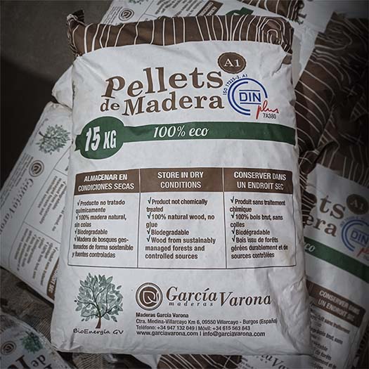 maderasvaronars's tweet photo. Te presentamos nuestro nuevo diseño de saco de #pelletsdemadera. Ahora también en inglés, fránces y destacando nuestro certificado #DINplus. Consulta el link con el listado elaborado por @APROPELLETS de webs sospechosas de #estafa. https://t.co/suMKutTBWn https://t.co/heHrOEip4B