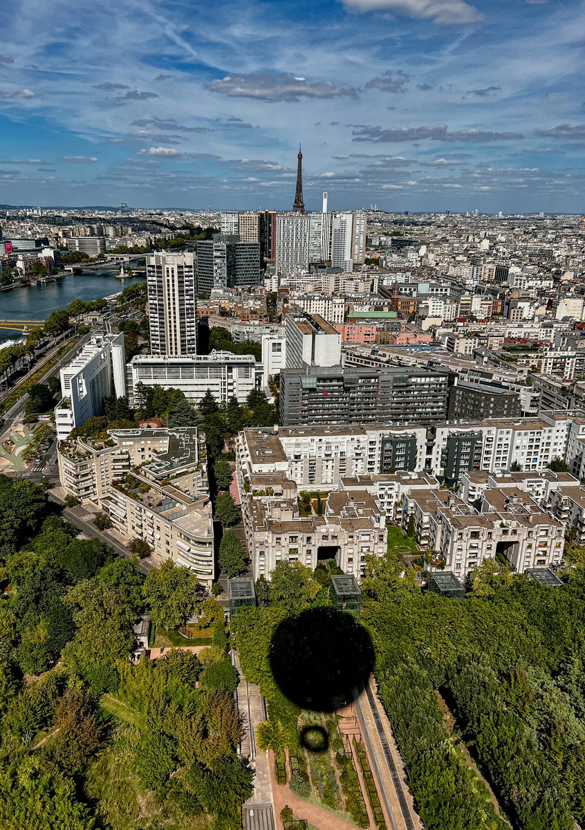 Giu_Randazzo's tweet photo. Do you know the @BallondeParis ?Allowing visitors to fly over #Paris at an altitude of 150 metres,the #ballondeParisGenerali is the first flying urban laboratory,studying #AirQuality and raising awareness of the effects of #pollution.
#fineparticles #exploreparis #eiffeltower https://t.co/GYUcaEuVZw