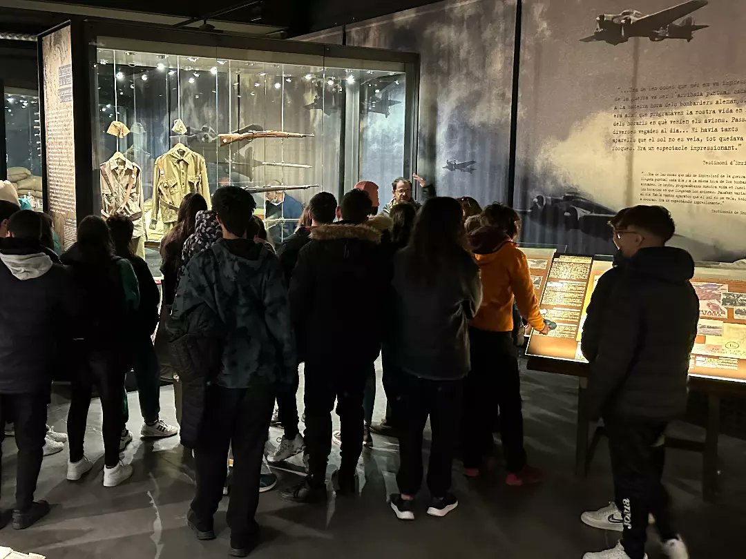 [Espais ARA][4t d’ESO] Durant un parell de dies, en un exercici de memòria històrica i de convivència, ens hem immers en els esdeveniments de la batalla més llarga de la guerra civil, la batalla de l’Ebre.
Ens ha acompanyat l'equip de <a href="/TerraEnlla/">Terra Enllà, estudis i experiències</a> i ha estat molt enriquidor!