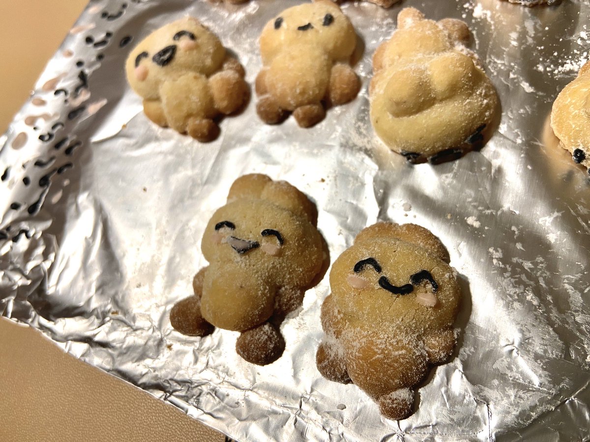 corinukotan's tweet photo. 初めてクッキー缶作った☺️コウペンちゃんクッキーは前より小さく作ったのでちょっと難しかった🥹やさうさちゃんクッキーは立体初挑戦だけど下手さが可愛くできた🤭手作り感溢れる感じだけど味もまぁ美味しかった☺️なかなか頑張ったので記念にツイート🥰
#コウペンちゃん
#やさうさちゃん
#クッキー缶 https://t.co/dhzQD8ggC5
