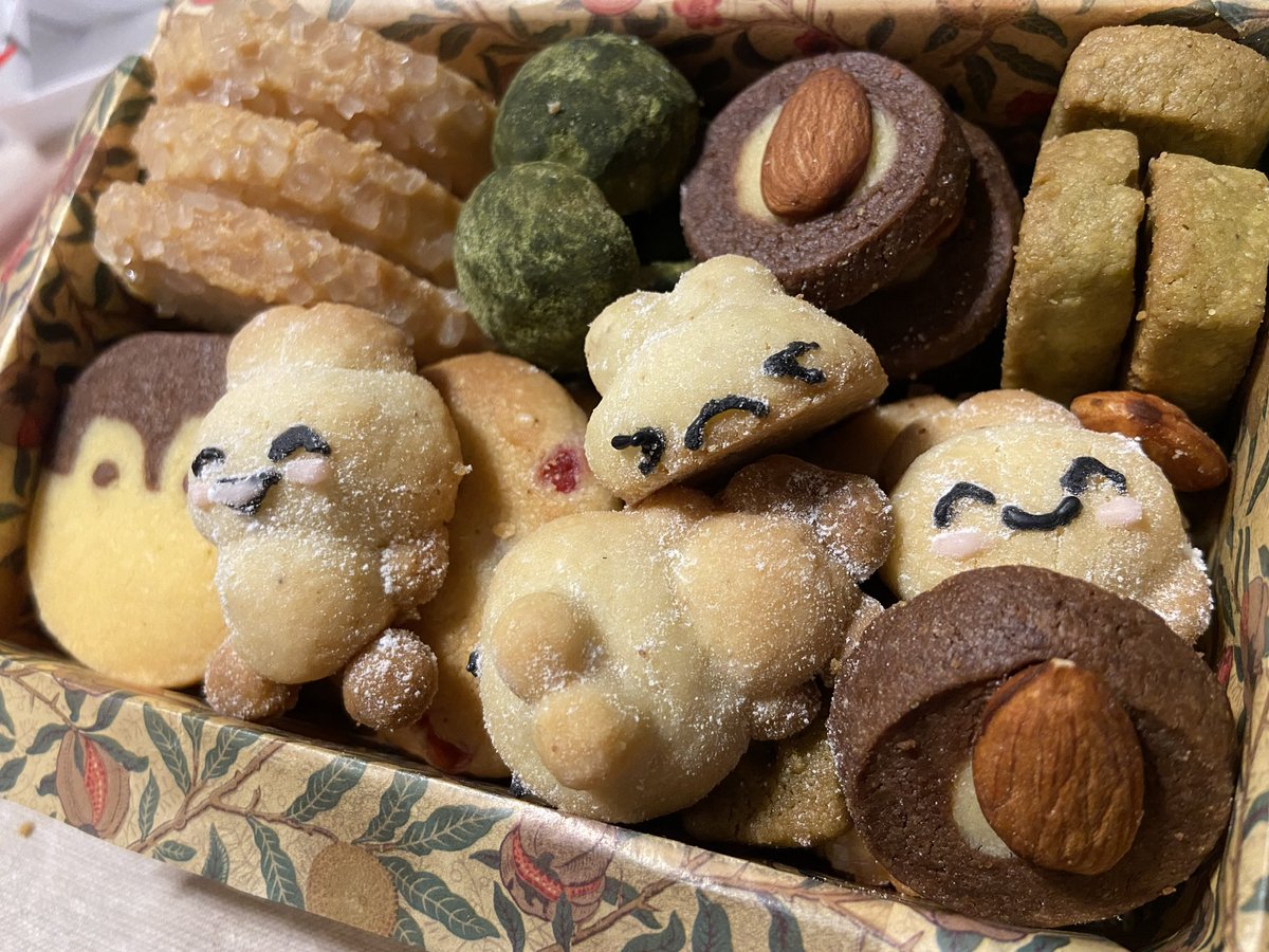 corinukotan's tweet photo. 初めてクッキー缶作った☺️コウペンちゃんクッキーは前より小さく作ったのでちょっと難しかった🥹やさうさちゃんクッキーは立体初挑戦だけど下手さが可愛くできた🤭手作り感溢れる感じだけど味もまぁ美味しかった☺️なかなか頑張ったので記念にツイート🥰
#コウペンちゃん
#やさうさちゃん
#クッキー缶 https://t.co/dhzQD8ggC5