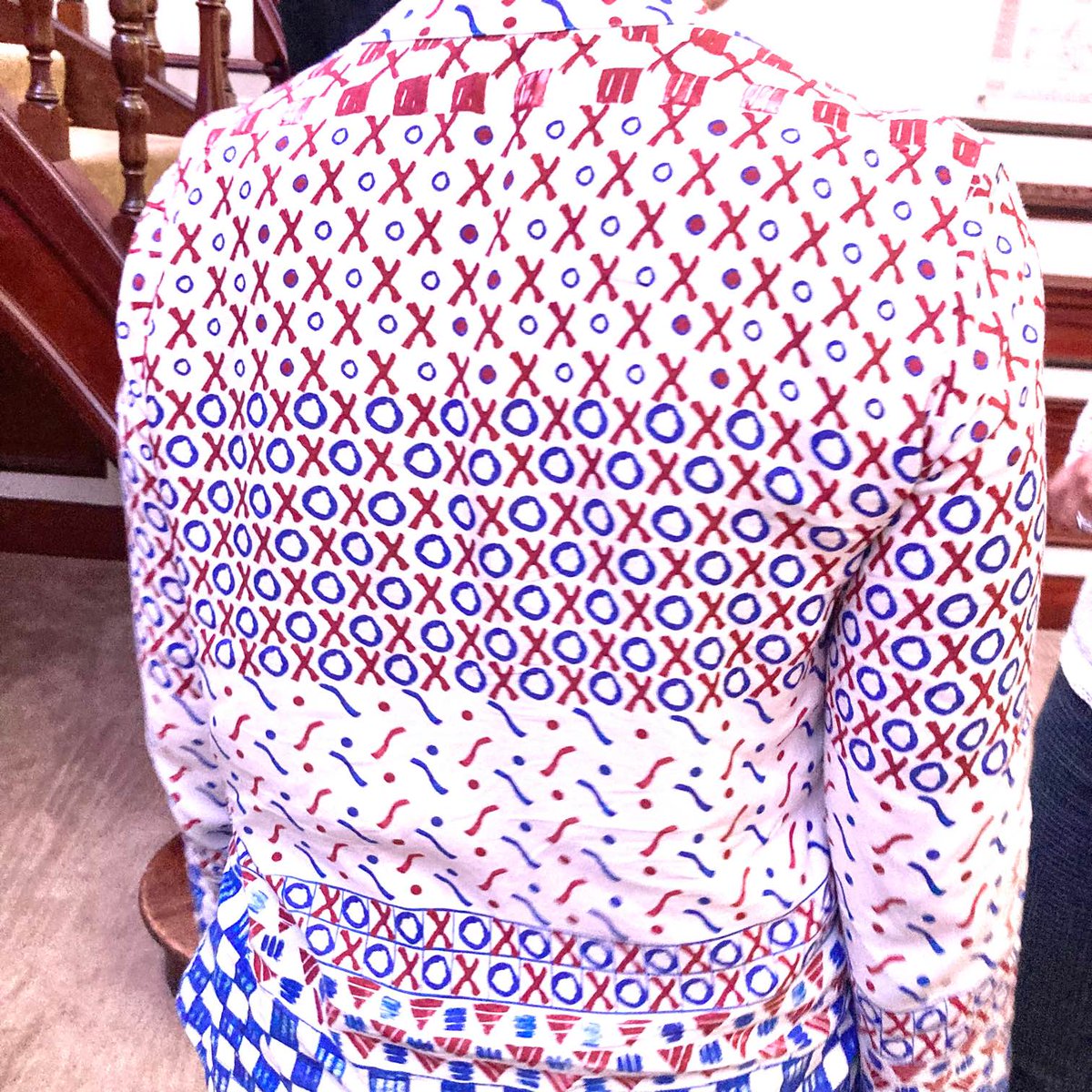 Oxavocats's tweet photo. #OXdujour : un incroyable chemisier constellé d’OX de toutes tailles et de toutes formes. Réfléchir à en faire le maillot de l’équipe.
Capté par notre ami #frédéricbruneau que nous remercions de tout cœur.

#OXestpartout https://t.co/yUwTEh3ygH